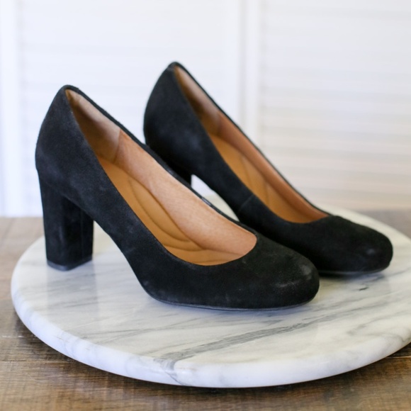 clarks suede pumps